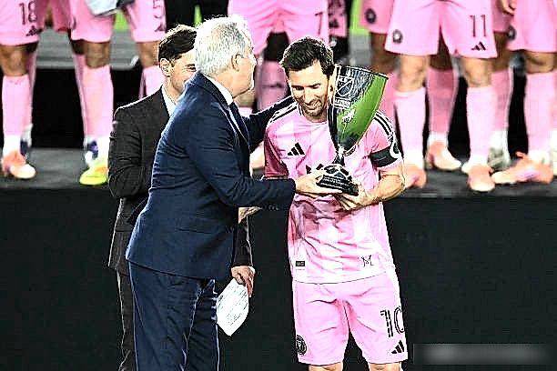 开云在线赛事平台-冲刺阶段国王杯传出新动向，拜仁慕尼黑回应争议，管理层表态——球迷炸锅，赛程密集仍需轮换(拜仁慕尼黑将在今夏前往韩国踢季前赛)